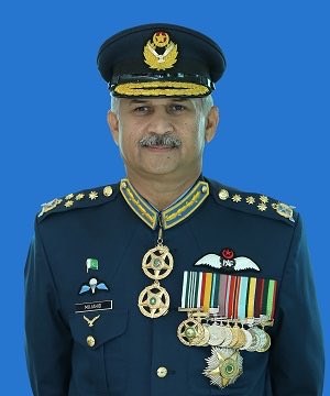 naveed360's tweet photo. Generał Qamar Bajwa, chief of Army Staff, gets an extension but not Air Marshal Mujahid Anwar, Chief of the Air Staff. 

What made the difference? 

At least, it’s not the incandescent success of Operation Swift Retort. 

Maybe, the PAF has more competent men to succeed the CAS. https://t.co/B5Wq6dY2Kh