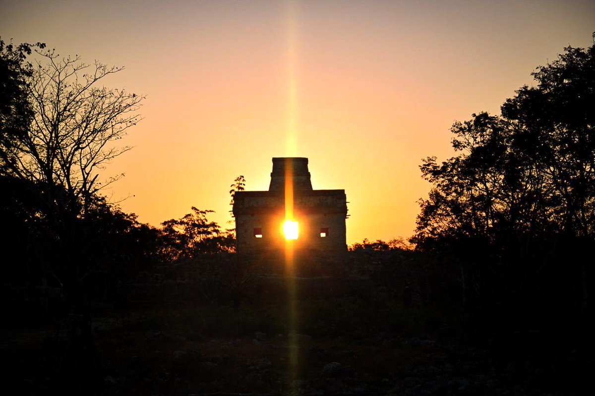 Mich_fridman's tweet photo. Así ocurrió hoy el equinoccio de primavera en @YucatanTurismo https://t.co/F06nxxTT96