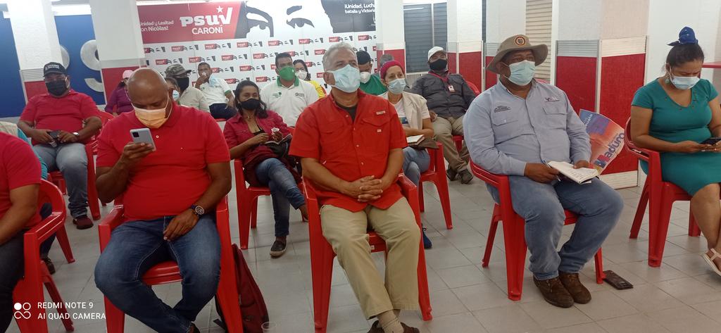 JoseRiveroPsuv's tweet photo. EN ESTE MOMENTO!!! Video conferencia con el Diputado AN Rodolfo Crespo dando las orientaciones para enpr debate en el estado Bolívar de la Ley de Ciudades Comunales... @NicolasMaduro @jorgerpsuv @OviedoPSUV @comandosergioh @Mp_Comunas @amarcanopsuv  @HectoRodriguez https://t.co/4RDJ7PQloo
