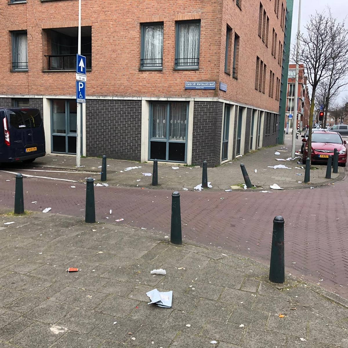 NextProjecten's tweet photo. Wekelijks doen jongeren klusjes in hun eigen buurt. Langsgaan bij ondergrondse containers, rommel eromheen opruimen of soortgelijke activiteiten tot aan het ophalen van oud brood. Dankzij deze acties en de komst van een #broodcontainer is brood op straat drastisch verminderd. https://t.co/2F22bVqEPt