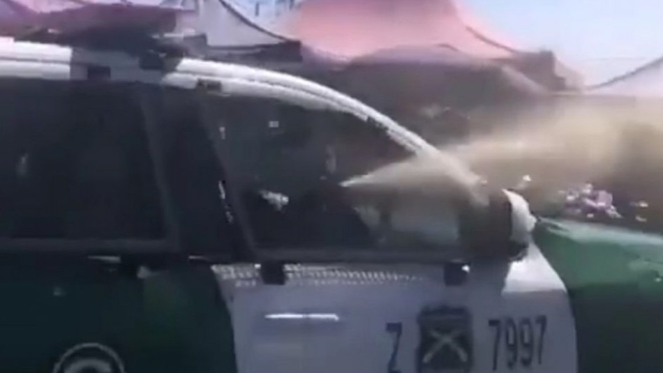 eldesconcierto's tweet photo. Padre de bebé afectado por gas pimienta desmiente a Carabineros: “Bajaron el vidrio y tiraron eso al ver que los estaban grabando” ➡ https://t.co/ItJjaOGDad https://t.co/lSrndGY72k
