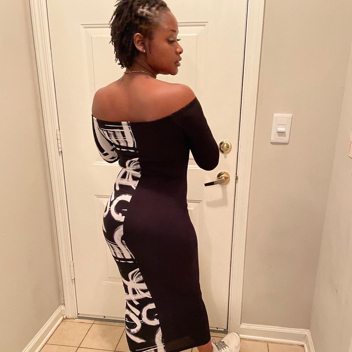 jasplicity_'s tweet photo. Everybody’s type.. not your average.. a portrait of art ✨#photodump #nofilterneeded #microlocsjourney #microlocstyles #queenlocs #bgm #skingoals #DPWS #bodygoals https://t.co/uVidkigX9i