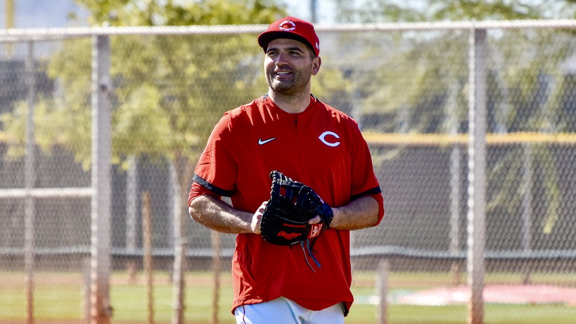 Reds's tweet photo. Joey Votto has returned to Major League camp.

#RedST 🌵⚾️ https://t.co/9hLtCGZfBq