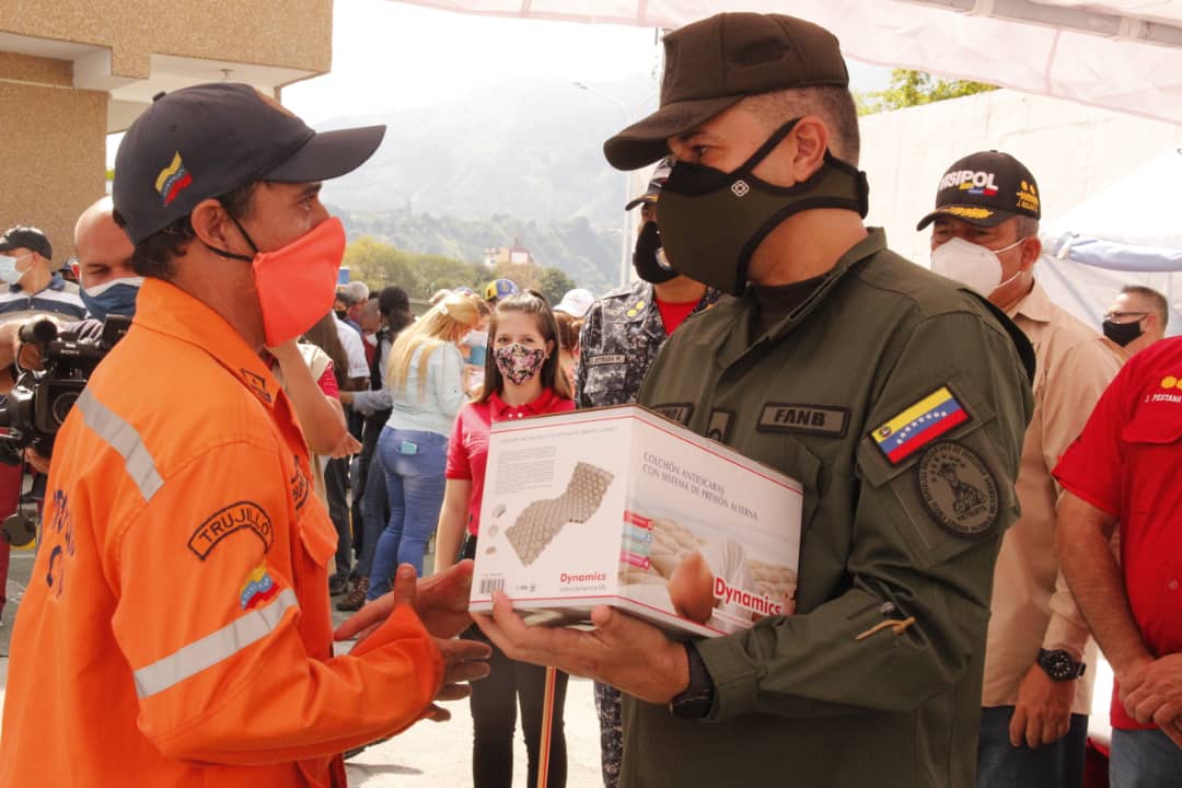 gestionperfecta's tweet photo. Trujillo cuenta con mujeres y hombres de paz, siempre dispuestos a arriesgar sus vidas por la seguridad y protección de la población. La Misión Guardianes de la Patria llegó este sábado a tierras trujillanas, para atender a cada uno de nuestros valientes héroes y heroínas https://t.co/cSYxjWTgei