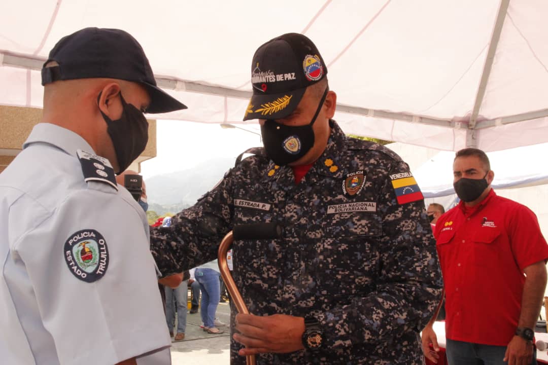 gestionperfecta's tweet photo. Trujillo cuenta con mujeres y hombres de paz, siempre dispuestos a arriesgar sus vidas por la seguridad y protección de la población. La Misión Guardianes de la Patria llegó este sábado a tierras trujillanas, para atender a cada uno de nuestros valientes héroes y heroínas https://t.co/cSYxjWTgei