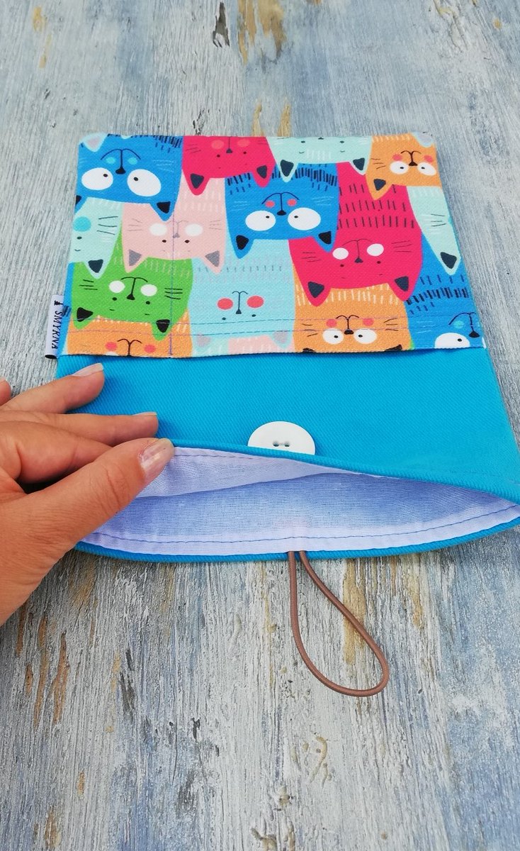 atolyesmyrna's tweet photo. Kitap Kılıfı , Mavi Kedi

▪️Büyük bir bölme ve önde iki cep olmak üzere üç bölmelidir.
▪️Tek renk kısım kalın gabardin kumaş, cep kısımları dijital baskı kumaştır ve astarlıdır.
▪️Ölçüleri 19x24 cm 
#tabletkılıfı #kitapkılıfı #booksleeve #tabletcover #tabletbag #handmade https://t.co/5eiOghAn6s