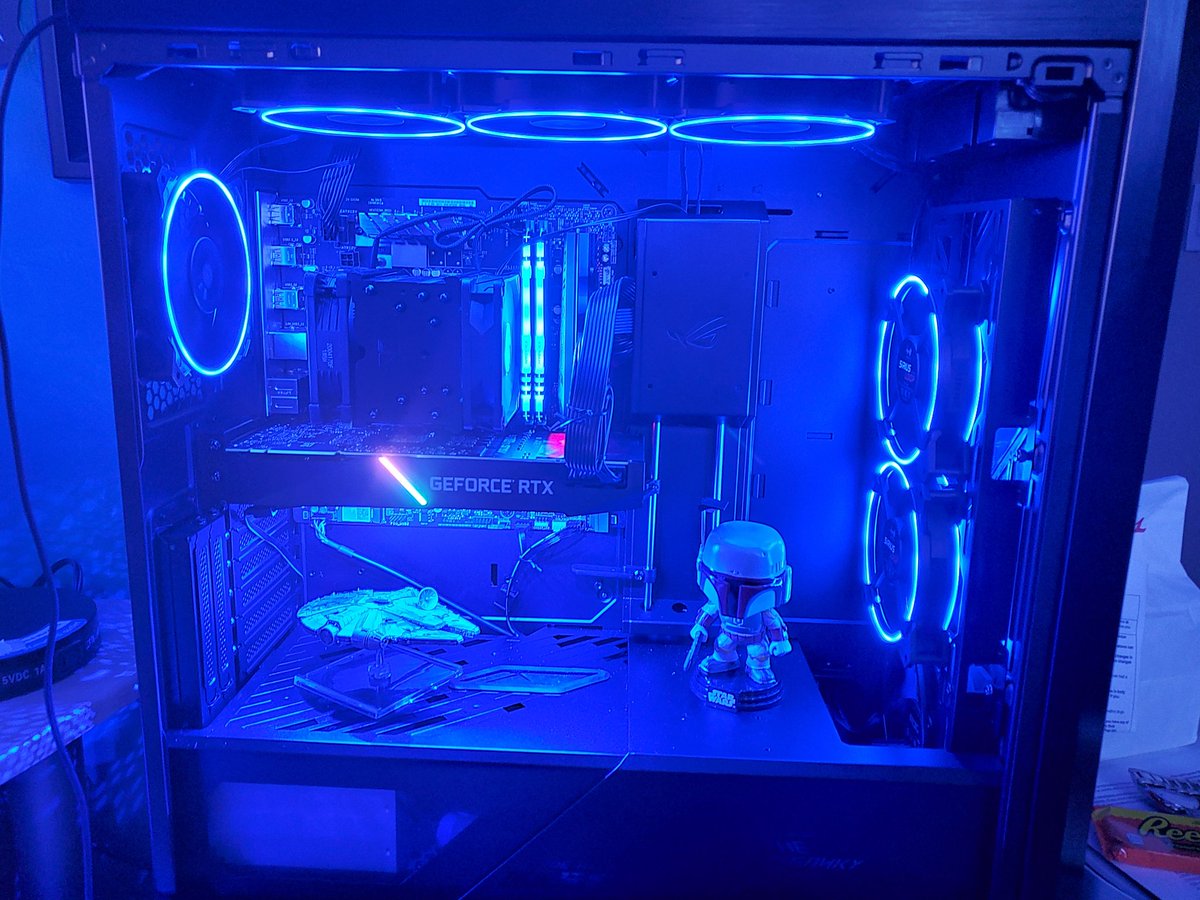 chavira_sal's tweet photo. @ASUSUSA #milleniumfalcon #bobafett #starwars not too custom but have @InWin #siriusloop fans in my @ASUSUSA #roghelios case  along with @HyperX #fury ram &amp; @nvidia 2080 super https://t.co/akQiM4DrZX