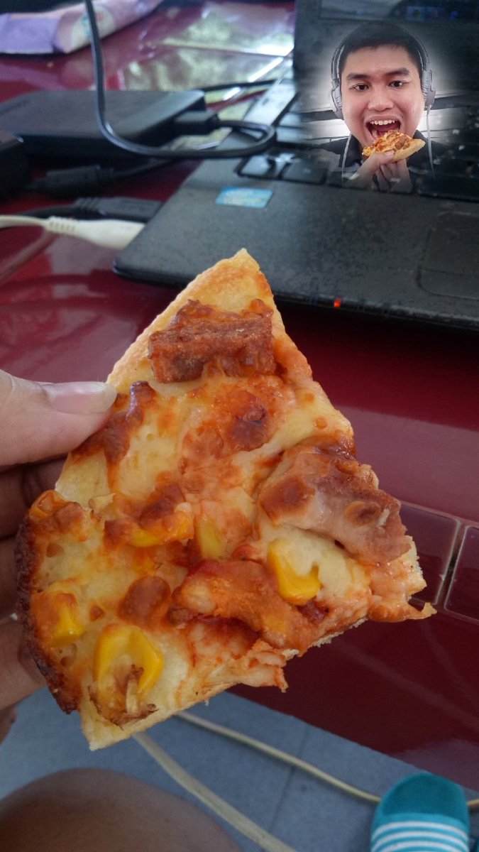 HansIPPH's tweet photo. My Lovely Pizza (walaupun dah keras) 
Udah lama kali, ya, gak makan pizza.
😋😙 https://t.co/207E4k5GCe