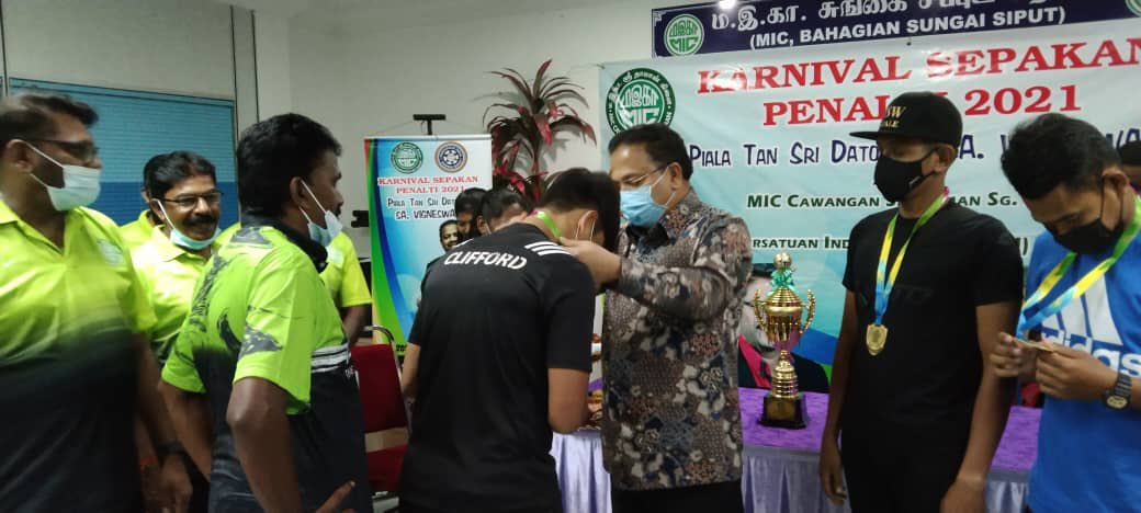 TSVigneswaranSA's tweet photo. Saya telah merasmikan Majlis Penyampian Piala Tan Sri Dato’ Sri SA Vigneswaran (Karnival Sepakan Penalti 2021) di Sungai Siput. Seramai 87 pasukan telah mengambil bahagian dalam pertandingan ini. https://t.co/t5pAY4IVua