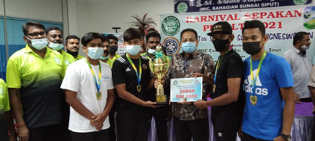 TSVigneswaranSA's tweet photo. Saya telah merasmikan Majlis Penyampian Piala Tan Sri Dato’ Sri SA Vigneswaran (Karnival Sepakan Penalti 2021) di Sungai Siput. Seramai 87 pasukan telah mengambil bahagian dalam pertandingan ini. https://t.co/t5pAY4IVua
