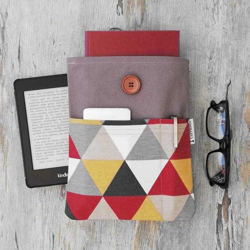 atolyesmyrna's tweet photo. Kitap Kılıfı , Üçgenler

▪️Büyük bir bölme ve önde iki cep olmak üzere üç bölmelidir.
▪️Tek renk kısım kalın gabardin kumaş, cep kısımları dijital baskı kumaştır ve astarlıdır.
▪️Ölçüleri 19x24 cm 
#tabletkılıfı #kitapkılıfı #booksleeve #tabletcover #tabletbag #handmade https://t.co/AnNyLboWz1