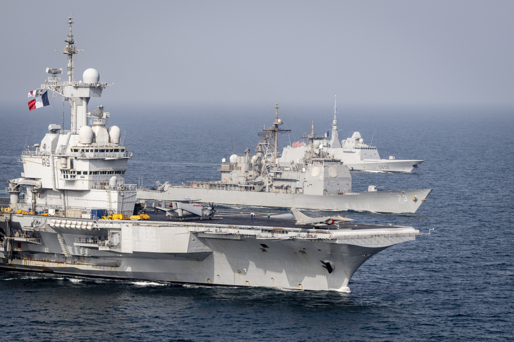 top_force's tweet photo. #Clemenceau21 #TaskForce473 exercice GASWEX, PHOTEX PAN Charles de Gaulle, la #FREMM Provence, le porte-hélicoptères américain USS Makin Island, le croiseur USS Port Royal, la frégate belge BNS Léopold 1er et destroyer japonais JS Ariake. 19 mars 2021, en mer d’Arabie. https://t.co/X6wdoYarmO