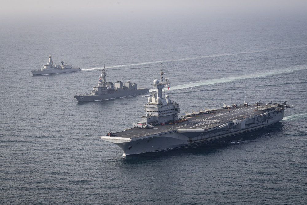 top_force's tweet photo. #Clemenceau21 #TaskForce473 exercice GASWEX, PHOTEX PAN Charles de Gaulle, la #FREMM Provence, le porte-hélicoptères américain USS Makin Island, le croiseur USS Port Royal, la frégate belge BNS Léopold 1er et destroyer japonais JS Ariake. 19 mars 2021, en mer d’Arabie. https://t.co/X6wdoYarmO