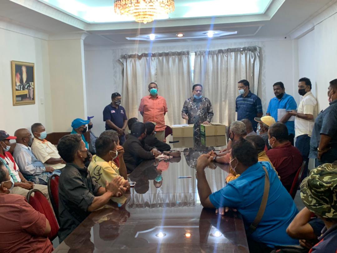TSVigneswaranSA's tweet photo. Hari ini saya telah berjumpa dengan Tok-Tok Batin daripada Masyarakat Asal Sg.Siput. Saya telah mendengar masalah-masalah yang mereka hadapi &amp; akan mencari penyelesaian untuk masalah mereka dalam masa terdekat.
#TSV
#TanSriSAVigneswaran
#P062 #SungaiSiput
#JelajahKasihSungaiSiput https://t.co/xXqE0djl3Q
