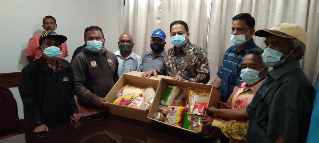 TSVigneswaranSA's tweet photo. Hari ini saya telah berjumpa dengan Tok-Tok Batin daripada Masyarakat Asal Sg.Siput. Saya telah mendengar masalah-masalah yang mereka hadapi &amp; akan mencari penyelesaian untuk masalah mereka dalam masa terdekat.
#TSV
#TanSriSAVigneswaran
#P062 #SungaiSiput
#JelajahKasihSungaiSiput https://t.co/xXqE0djl3Q