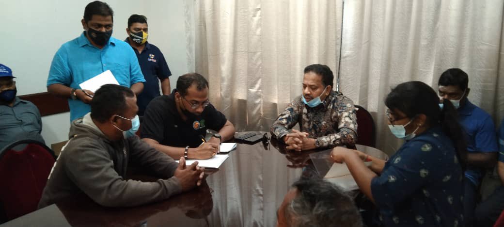 TSVigneswaranSA's tweet photo. Hari ini saya telah berjumpa dengan Tok-Tok Batin daripada Masyarakat Asal Sg.Siput. Saya telah mendengar masalah-masalah yang mereka hadapi &amp; akan mencari penyelesaian untuk masalah mereka dalam masa terdekat.
#TSV
#TanSriSAVigneswaran
#P062 #SungaiSiput
#JelajahKasihSungaiSiput https://t.co/xXqE0djl3Q