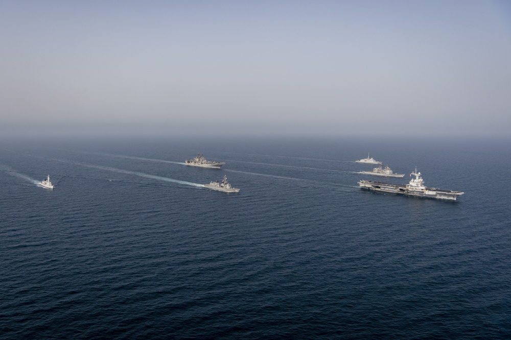 top_force's tweet photo. #Clemenceau21 #TaskForce473 exercice GASWEX, PHOTEX PAN Charles de Gaulle, la #FREMM Provence, le porte-hélicoptères américain USS Makin Island, le croiseur USS Port Royal, la frégate belge BNS Léopold 1er et destroyer japonais JS Ariake. 19 mars 2021, en mer d’Arabie. https://t.co/X6wdoYarmO