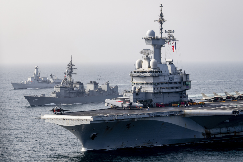 top_force's tweet photo. #Clemenceau21 #TaskForce473 exercice GASWEX, PHOTEX PAN Charles de Gaulle, la #FREMM Provence, le porte-hélicoptères américain USS Makin Island, le croiseur USS Port Royal, la frégate belge BNS Léopold 1er et destroyer japonais JS Ariake. 19 mars 2021, en mer d’Arabie. https://t.co/X6wdoYarmO