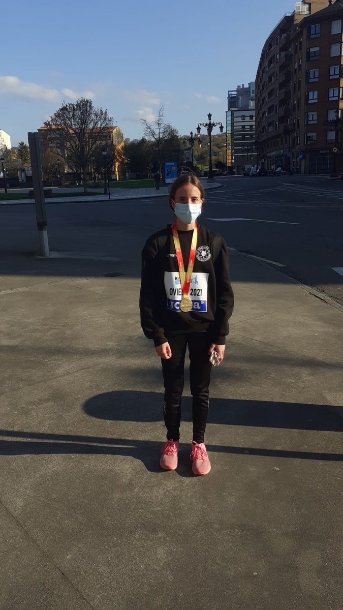 Cristina López Madueño estrena título Nacional de pértiga. Una medalla de oro que deja constancia del trabajo y talento de la atleta y de y su entrenador, Luis Sánchez. ¡Enhorabuena!