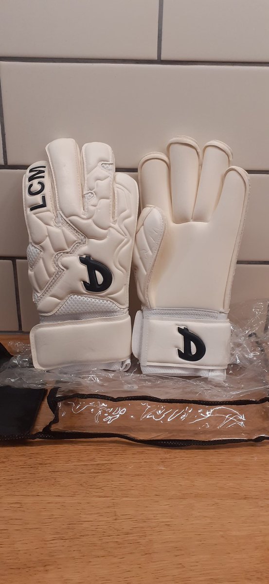 🙌Sunday Giveaway🙌

Brand new pair of Defiance goalkeeper gloves size six (6).

I will post anywhere in the world, all you have to do is RT this tweet and i will pick a winner at random next weekend. 

⚽️Good Luck⚽️