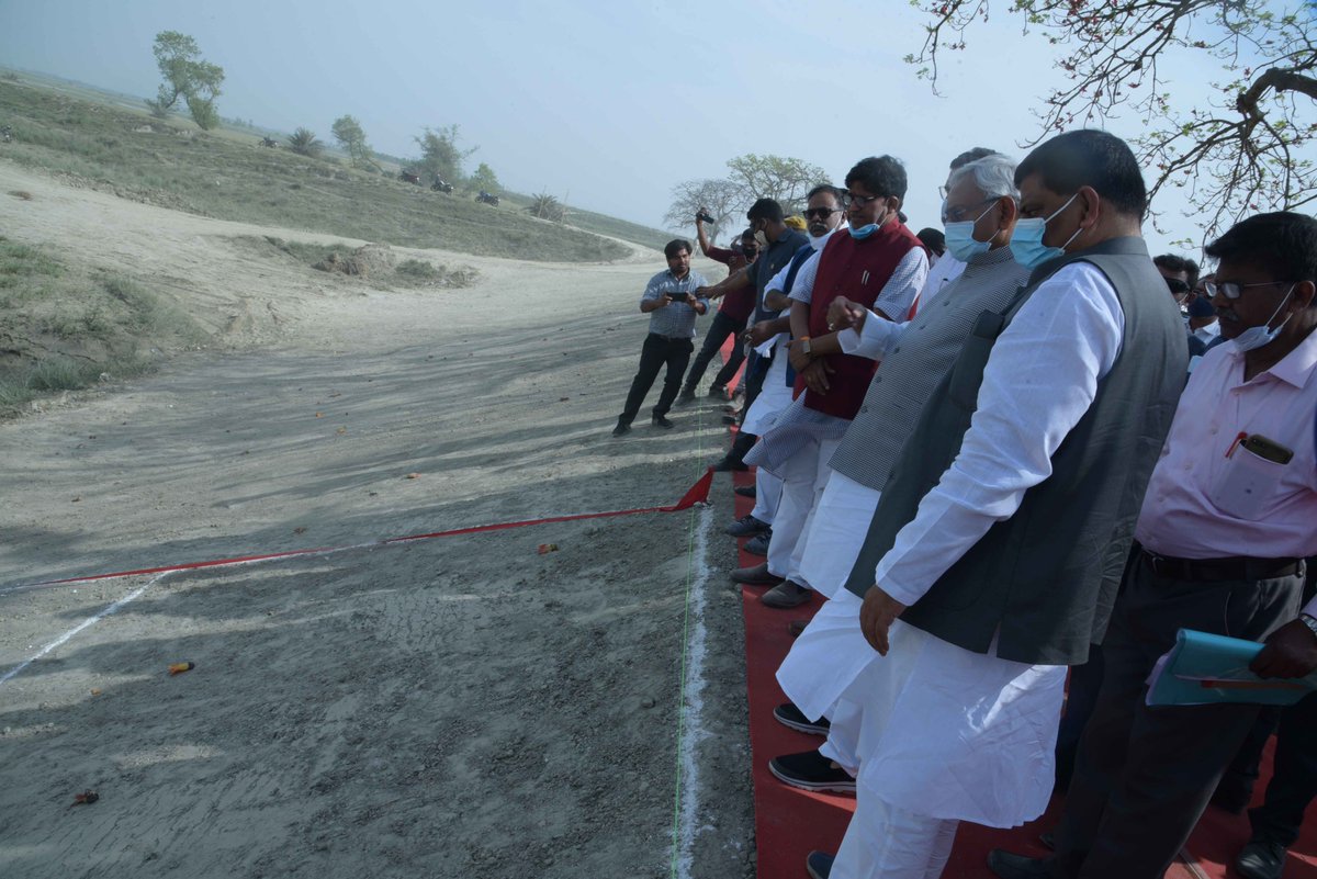 NitishKumar's tweet photo. गंडक नदी के सारण तटबंध पर चल रहे कटावरोधी कार्यों का स्थल निरीक्षण किया एवं अधिकारियों को आवश्यक निर्देश दिया। https://t.co/TzxZTpNY0D https://t.co/TVhoHsKcnO