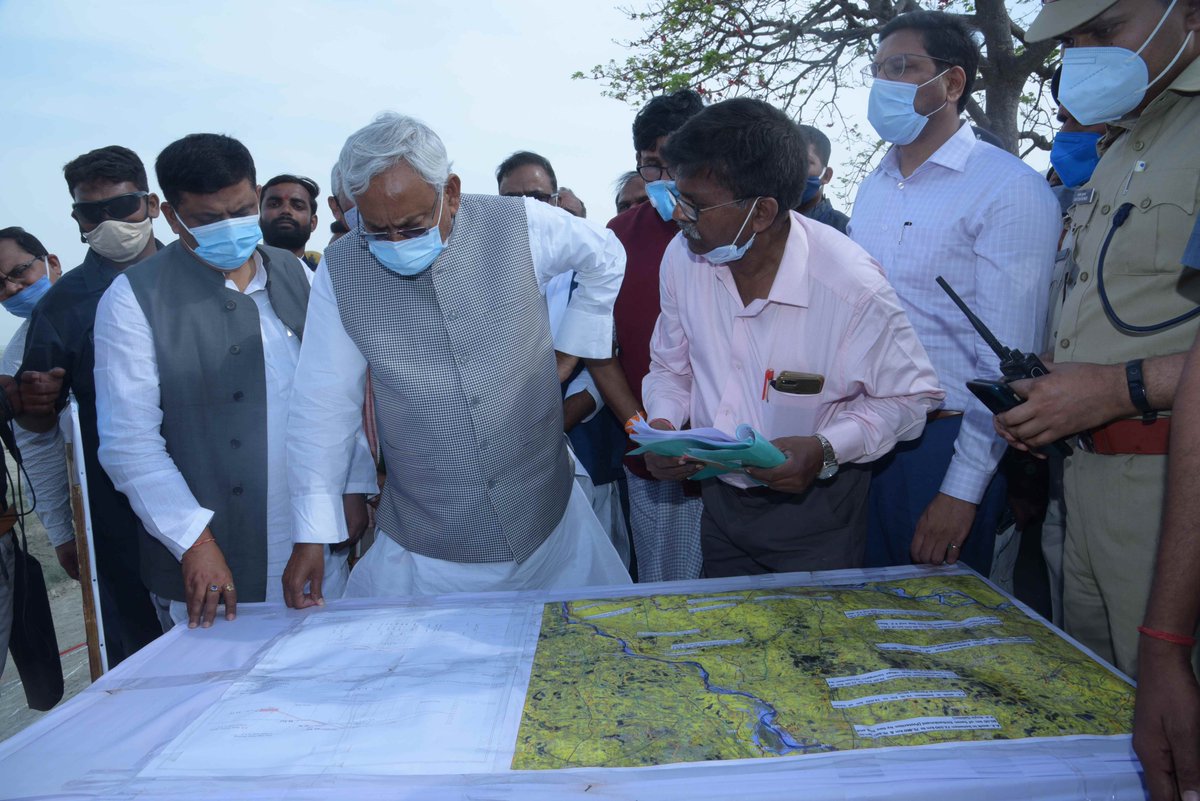 NitishKumar's tweet photo. गंडक नदी के सारण तटबंध पर चल रहे कटावरोधी कार्यों का स्थल निरीक्षण किया एवं अधिकारियों को आवश्यक निर्देश दिया। https://t.co/TzxZTpNY0D https://t.co/TVhoHsKcnO