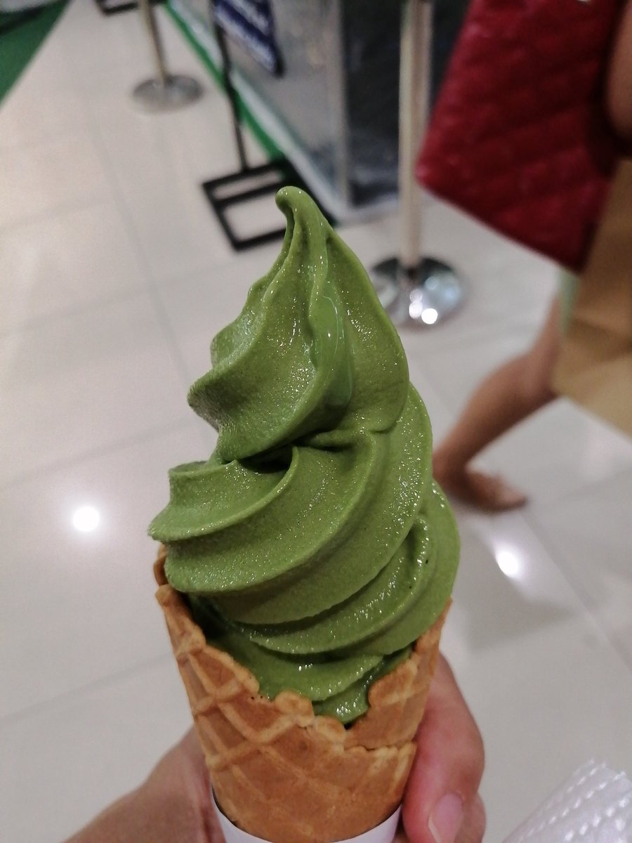 tanamo3618's tweet photo. タイ政府は大麻の使用を解禁し多くの企業が参入。マリファナフェアは多くの人が押しかけ大麻入りの食べ物や飲み物の購入者で大賑わい。
ある国では大麻の所持だけで悪人。
ある国ではお酒を飲んだだけで犯罪者。
ある国では王室制度に疑問を持っただけで精神異常者。
正義を押し付けることの愚かさ。 https://t.co/KUJfoJrZVZ