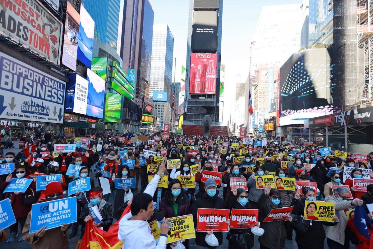 Myanmar_Now_Eng's tweet photo. More than 300 people turned up for the anti-coup protests in Time Square in New York carrying placards supporting @CrphMyanmar and calling on the UN to do more (Photos- KyawSoe Latt- New York)
#WhatsHapppeningInMyanmar https://t.co/AHiJ0kimxG