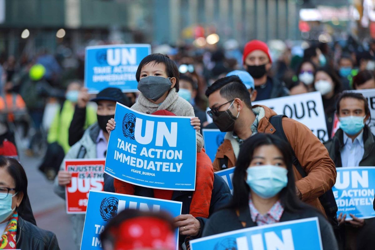 Myanmar_Now_Eng's tweet photo. More than 300 people turned up for the anti-coup protests in Time Square in New York carrying placards supporting @CrphMyanmar and calling on the UN to do more (Photos- KyawSoe Latt- New York)
#WhatsHapppeningInMyanmar https://t.co/AHiJ0kimxG