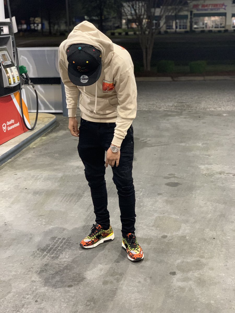 1KDrako's tweet photo. Man I used to tweak pourin 4s of wock inside a wine glass 🍷 🍼 hoe say that she like athletes I walked in wit them thigh pads 💰🥱 #myasu https://t.co/id11j7IN3b