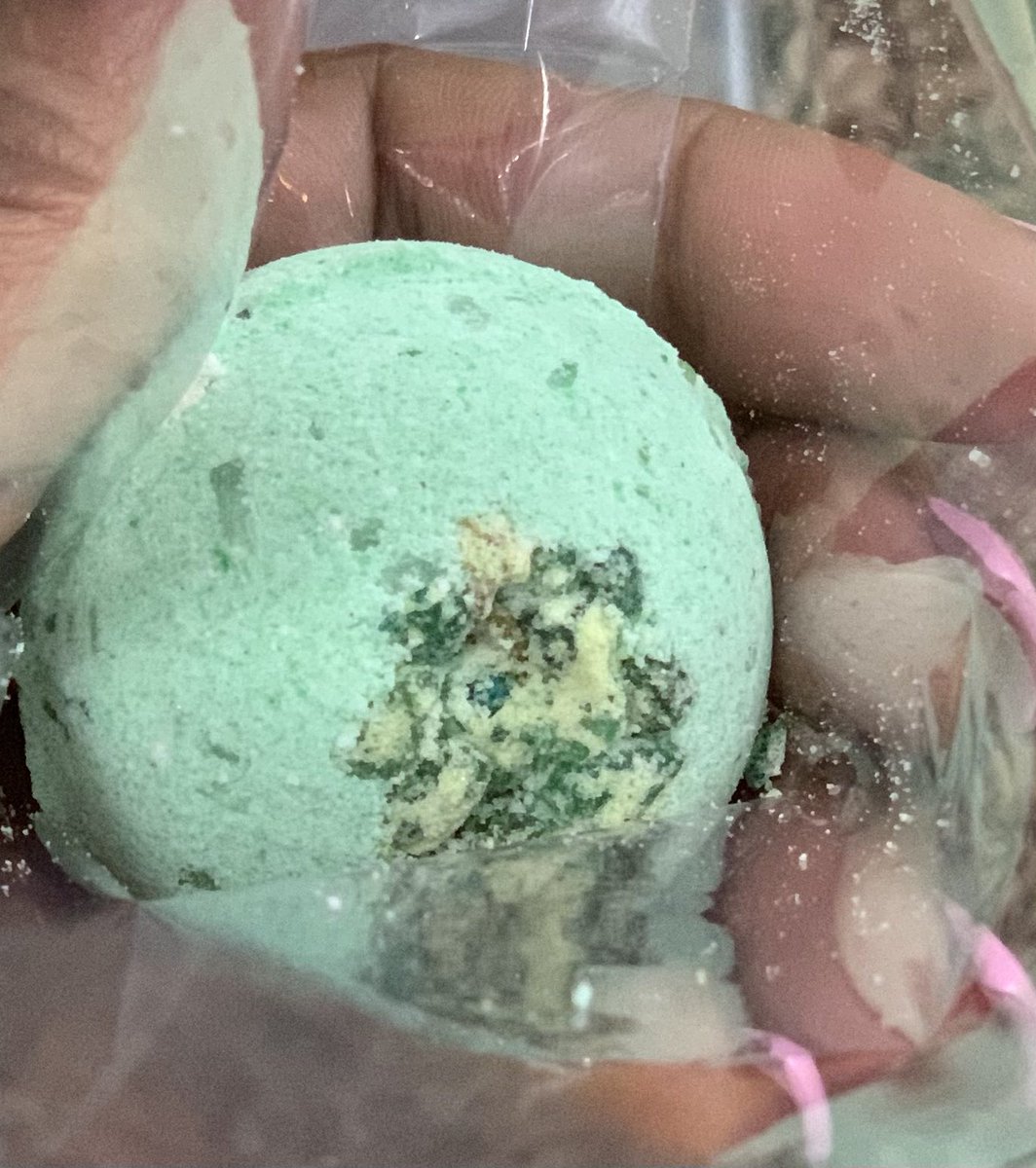 Mint Condition ~ Bath Bomb

.
.
.
.
.
#organic #healthylifestyle #blackownedbusiness #love #wellness #health #buyblack #selfcare #holistichealth #eucalyptus #supportblackbusinesses #skincare #natural #luxuryestablished #beauty #essentialoils #aromatherapy #healthy #blacktwitter