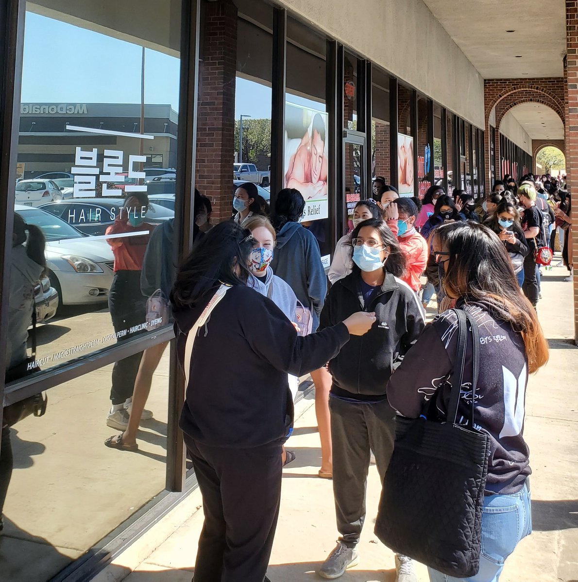 BorahaeCrew's tweet photo. Thank you guys for coming out to Yoongi Cupsleeve Event. We hope you guys enjoy the event. We are truly grateful for your patience and understanding. 
#bts #BTSARMY #BTSSUGA #YOONGI #YoongiDay #btscupsleeveevent #btstexas #texasarmy #agustd https://t.co/GJUgn9Z6LX
