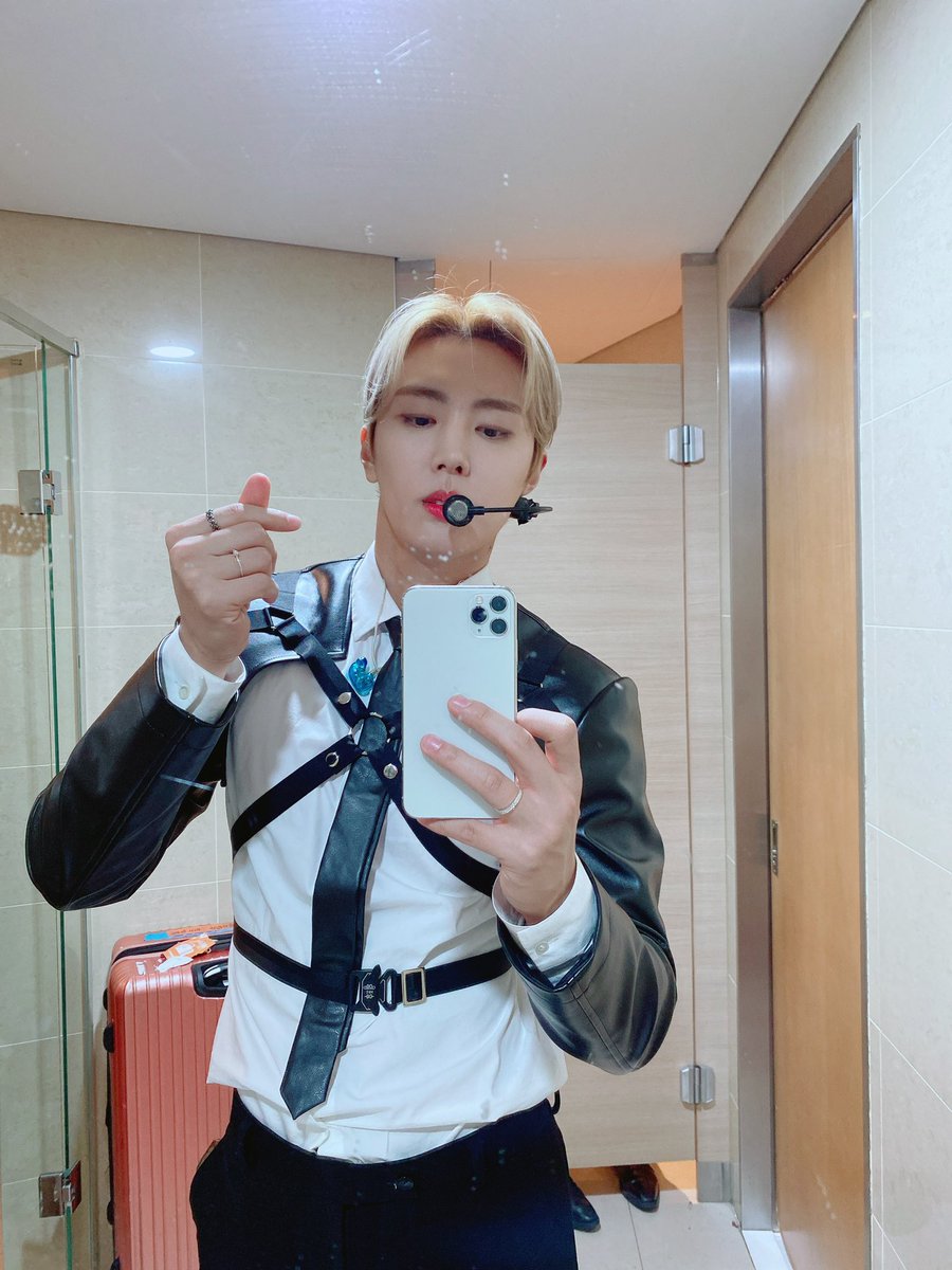 pixiejaeyoon's tweet photo. im sorry is someone taking a shit in the bg and hes just taking selcas https://t.co/Q2In6a4DDk