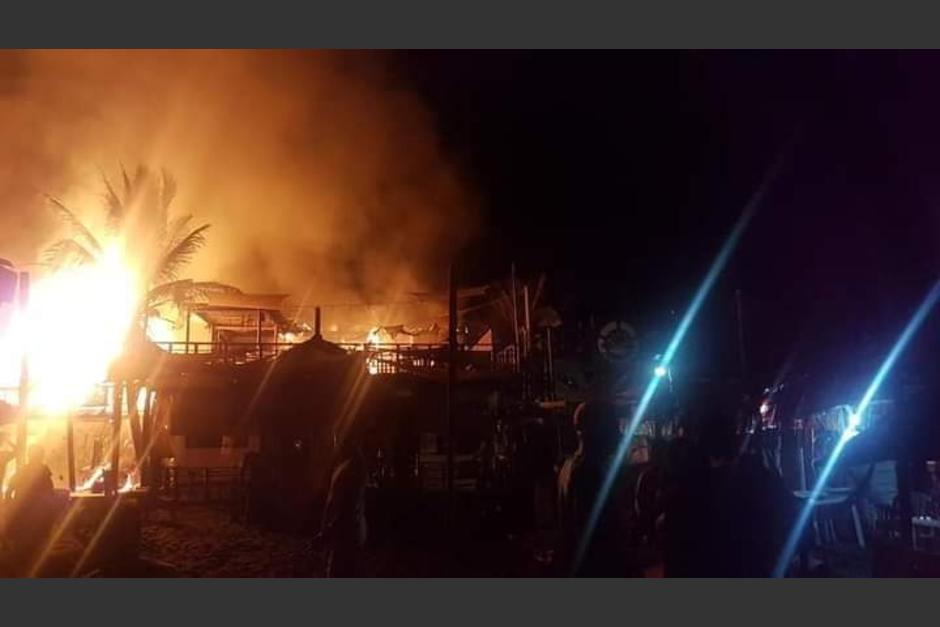 soy_502's tweet photo. 📹 🚨 ALERTAS | Incendio consume varios locales en playa de Monterrico (video)

Varios negocios se vieron afectados por un pavoroso incendio que se originó en horas de la madrugada de este domingo:

https://t.co/24MXI5nGzO https://t.co/0X6xWpBr0k