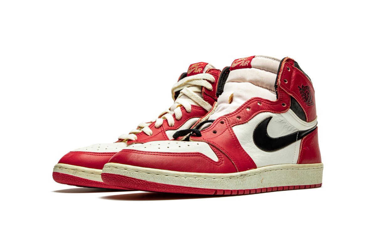 godly_soles's tweet photo. Michael Jordan’s TYPS Player Exclusive Air Jordan 1’s – $62,500.

#godlysoles #shoes #sneakers #shoesaddict #sneakerhead #pizzahut #pietops #pizzahutpietops2 #shoesurgeon #nike #airjordan1 #christies #auction https://t.co/pkJPctGXMf