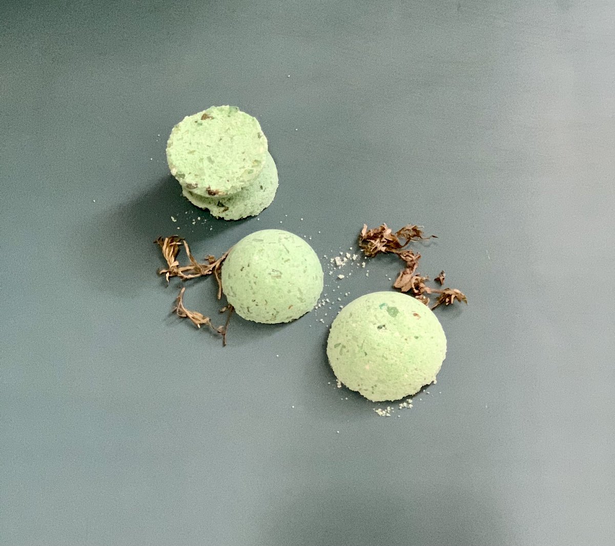 Mint Condition ~ Shower Steamer🚿

.
.
.
.
.
#essentialoils #showersteamers #aromatherapyshowersteamers #ondivinetime #beauty #selflove #manifestation #selfcare #naturalproducts #bathsaltssoak #blackwomenowned #gratitude #selfcare #luxuryliving #luxury