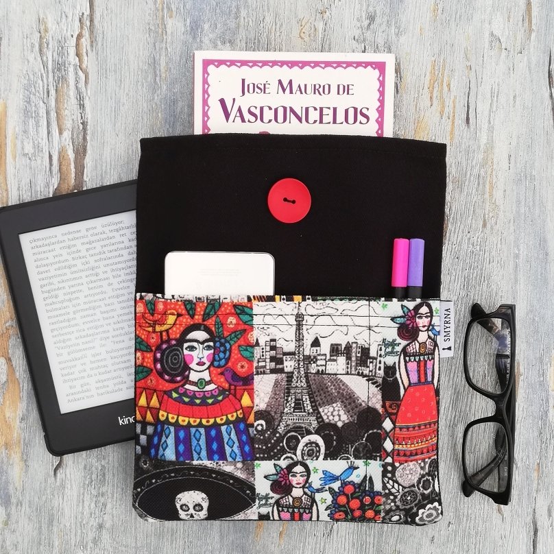 atolyesmyrna's tweet photo. Kitap Kılıfı , Frida

▪️Büyük bir bölme ve önde iki cep olmak üzere üç bölmelidir.
▪️Tek renk kısım kalın gabardin kumaş, cep kısımları dijital baskı kumaştır ve astarlıdır.
▪️Ölçüleri 19x24 cm 
#tabletkılıfı #kitapkılıfı #booksleeve #tabletcover #tabletbag #handmade https://t.co/Y0ERIHR4lJ