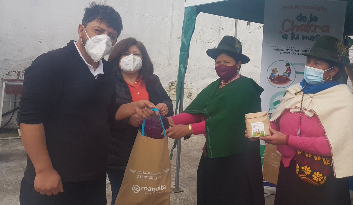 maquichimborazo's tweet photo. @Maquita_Cjusto junto a mujeres productoras agroecológicas de la #BioRed Sumak Kawsay #Chimborazo en la "Feria del Trueque Eco Ungui" ofertando e intercambiando productos frescos y procesados. @ideas_es @eLankidetza @caritas_bizkaia https://t.co/xHJ8bAcLWL