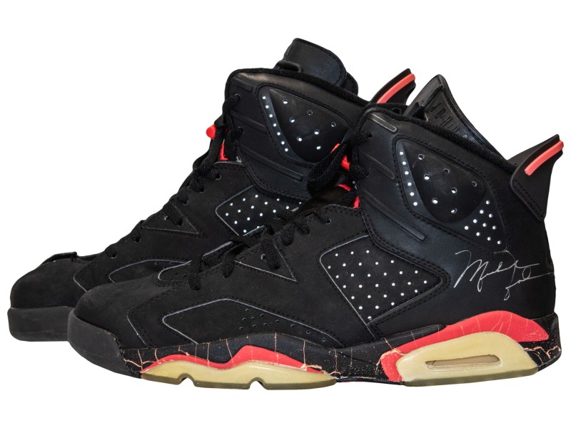 godly_soles's tweet photo. Michael Jordan’s NBA Finals Game Worn Air Jordan 6’s – $252,000.

#godlysoles #shoes #sneakers #shoesaddict #sneakerhead #pizzahut #pietops #pizzahutpietops2 #shoesurgeon #nike #airjordan6 #sothebys #auction #michaeljordan #airjordan https://t.co/d8rfLROSvp