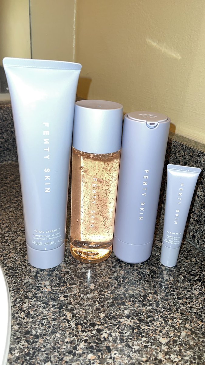 XAYTHEEOFFICIAL's tweet photo. So for my @fentyskin AM/PM routine I actually do the same routine that @rihanna does....

So for my AM Routine: 
#RemoveItAll Total Cleans’r
#FatWater Pore Refining Toner Serum
#HydraVisor Moisturizer/Sunscreen 
And then finish with my #FlashNap Eye Gel Cream

(In this order) ✨ https://t.co/V1U8Xju6Ed