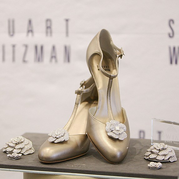 godly_soles's tweet photo. Stuart Weitzman Retro Rose Pumps – $1,000,000.

#godlysoles #shoes #sneakers #shoesaddict #sneakerhead #pizzahut #pizzahutpietops2 #pietops #shoesurgeon #diamond #diamonds #stuartweitzman #stuartweitzmanshoes #stuartweitzmanheels #luxuryshoes #luxuryheels #pumps #oscars https://t.co/XTFjXeqgFr