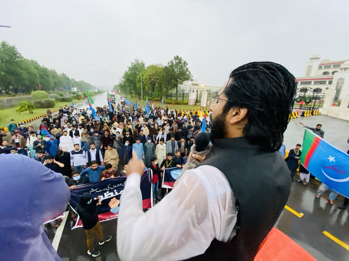 JamiatIIUI's tweet photo. Nazim e Jamia Br. Usama Amir address huge crowd in front of Prime Minister House Islamabad demanding On-campus classes and rejecting online mode of education.

#طلبہ_کو_پڑھنے_دو https://t.co/57z6KOPxN0