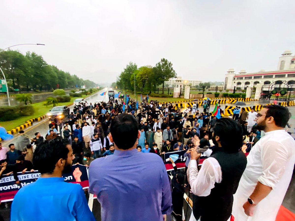 JamiatIIUI's tweet photo. Nazim e Jamia Br. Usama Amir address huge crowd in front of Prime Minister House Islamabad demanding On-campus classes and rejecting online mode of education.

#طلبہ_کو_پڑھنے_دو https://t.co/57z6KOPxN0
