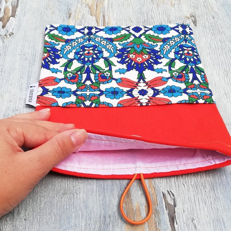 atolyesmyrna's tweet photo. Kitap Kılıfı , Çini

▪️Büyük bir bölme ve önde iki cep olmak üzere üç bölmelidir.
▪️Tek renk kısım kalın gabardin kumaş, cep kısımları dijital baskı kumaştır ve astarlıdır.
▪️Ölçüleri 19x24 cm 
#tabletkılıfı #kitapkılıfı #booksleeve #tabletcover #tabletbag #handmade https://t.co/430uWA2RUw