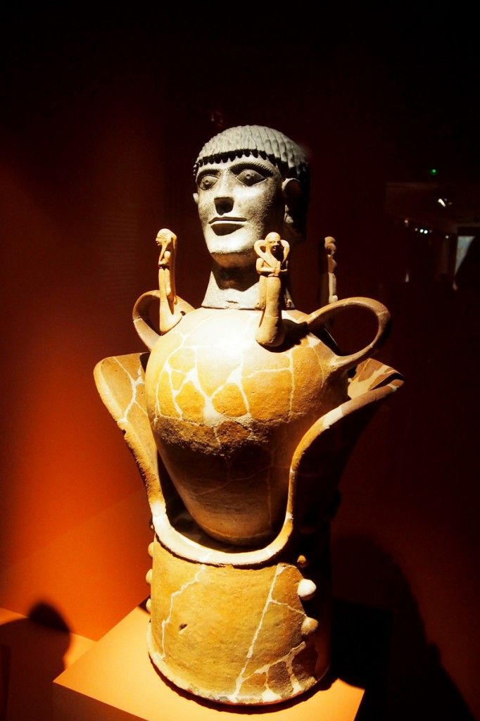 _Ulixes's tweet photo. ⚱️Les Canopes de Chiusi - #Etrusque - ⚱️
► VII-Ve siècle av. J.-C.
Chiusi, ville étrusque restée fidèle à la crémation, produisait de nombreux récipients destinés à accueillir les cendres des morts.
Ils sont singuliers dans leur représentation stylisée et humanisée du défunt. https://t.co/N5OaxUqOzY