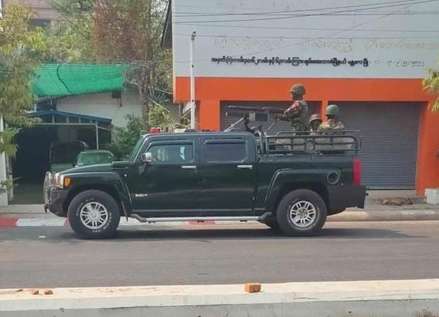 C2Ygn's tweet photo. @SchranerBurgen1 Terrorists committing War Crimes in #Mandalay, #Myanmar. 

Do they really need machine gun to shot unarmed civilians ? 

Please #SaveMyanmar ASAP🙏🙏🙏
#Mar21Coup 
#CrimesAgainstHumanity
#WarCrimes
#WhatsHappeninglnMyanmar
#R2P #UrgentNeedR2P #WeNeedR2PInMyanmar 

Photo : crd https://t.co/zffQtTc7ez