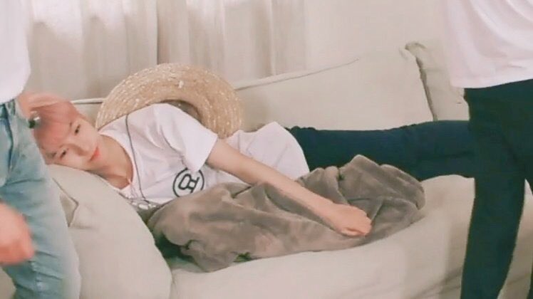 พรุ่งนี้แล้วหรอที่น้องอินจุนจะเติบโต ฟันน้ำนมหลุด T T เคียดจัง แต่ยังมาอ้อนให้ร้องเพลงทวิงเกิ้ลลิ้ดเติ้ลสตาให้ฟังก่อนเข้านอนอยุ่เลย แงแง 一闪一闪亮晶晶✨นมผงยังคอยชงให้ไม่เคยขาดอีก 😭🍼