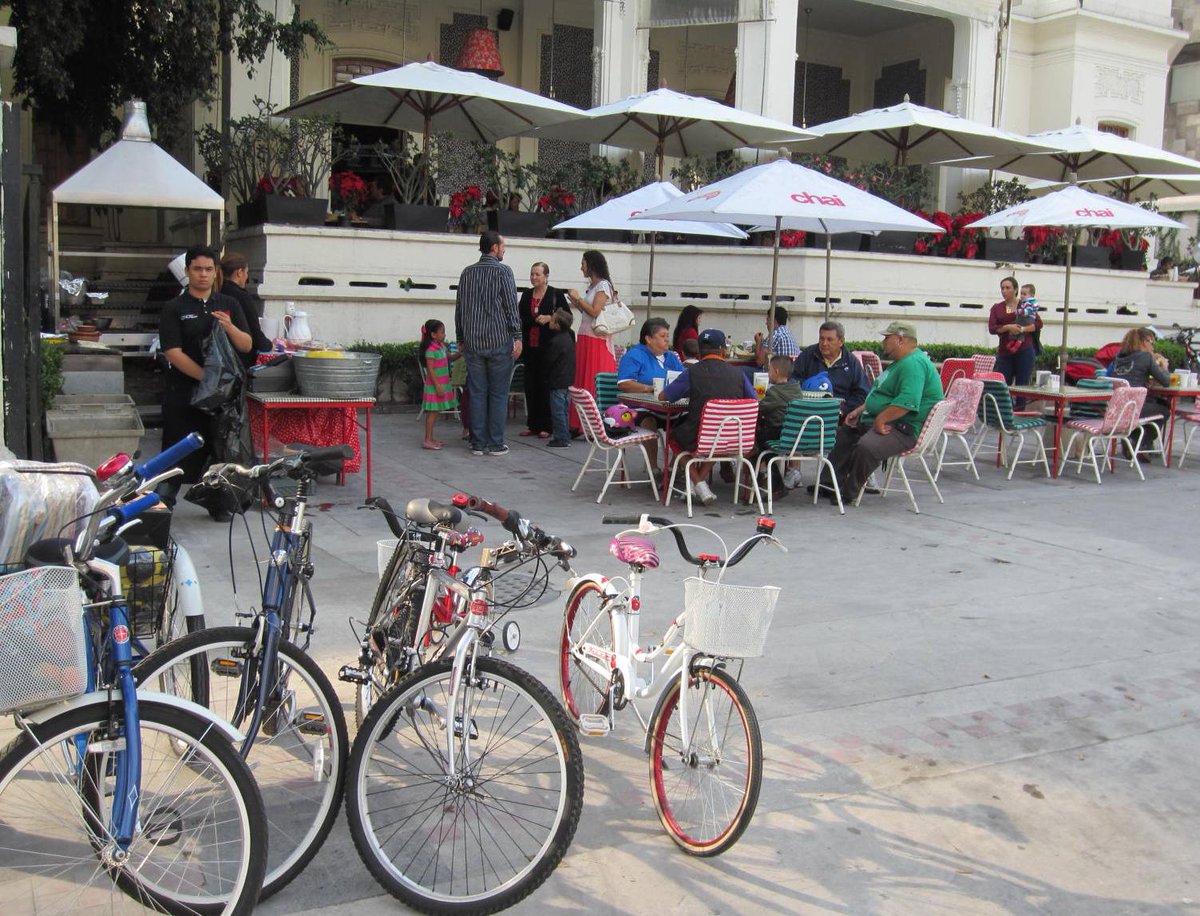 Penalosa_G's tweet photo. What are over 400,000 People of all ages &amp; backgrounds doing right now in Guadalajara? Enjoying their PUBLIC space, their streets. Walk, run, skate, bike, chat, shop, eat meet people &amp; see places. Every Sunday. #ActiveTO #BloorYonge. #PUBLIChealth Video https://t.co/3UiPNrIVRu https://t.co/7SfURJTPvQ
