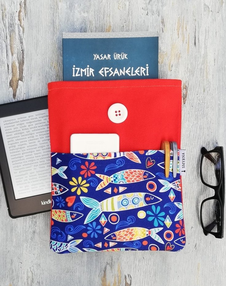 atolyesmyrna's tweet photo. Kitap Kılıfı , Renkli Balıklar 

▪️Büyük bir bölme ve önde iki cep olmak üzere üç bölmelidir.
▪️Tek renk kısım kalın gabardin kumaş, cep kısımları dijital baskı kumaştır ve astarlıdır.
▪️Ölçüleri 19x24 cm 
#tabletkılıfı #kitapkılıfı #booksleeve #tabletcover #tabletbag #handmade https://t.co/jk4G9ppzGr