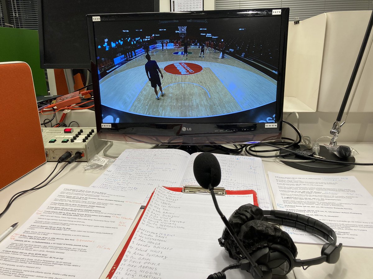 BartekTomczak's tweet photo. Jak zwykle niezwykle oryginalnym zdjęciem zapraszam na hit ligi hiszpańskiej ;) Valencia - Barcelona razem z @hubertradke startujemy o 18:25 w @nSport_plus #acbpl https://t.co/ET9ImrYA9w